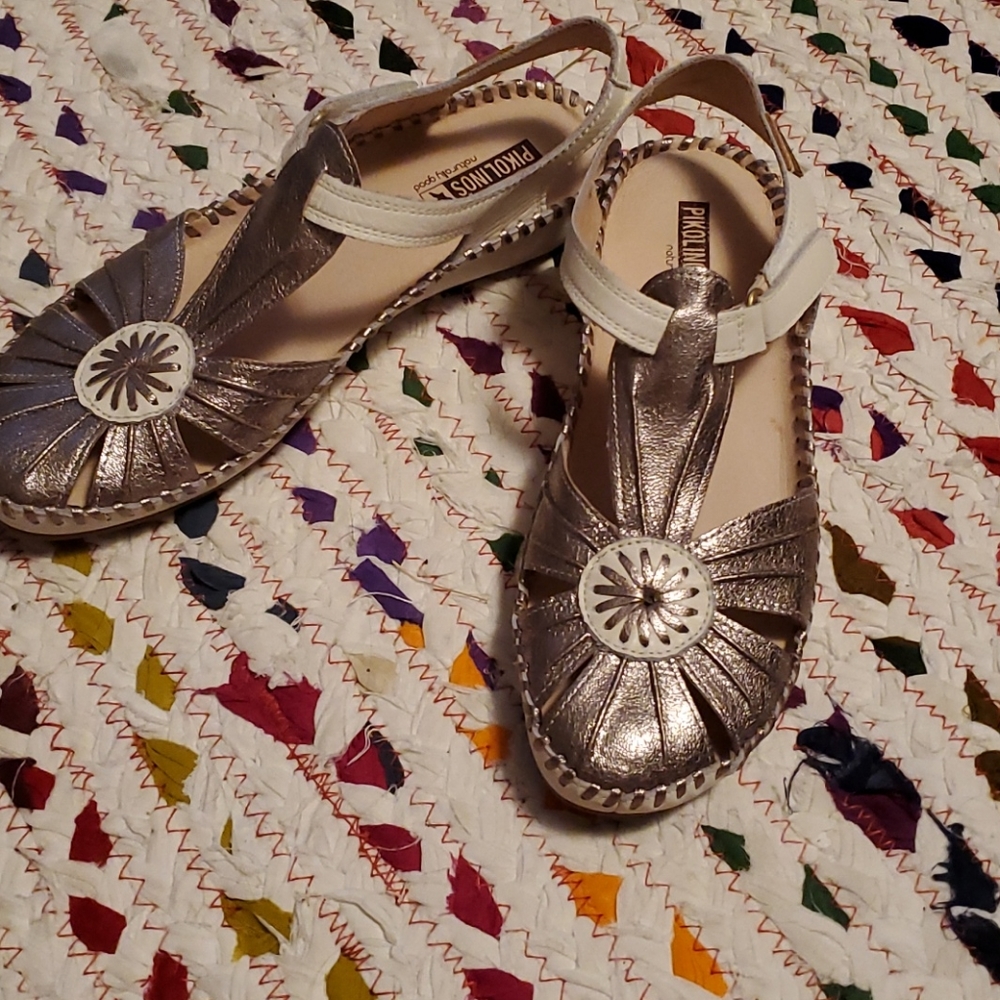 NWOT Pikolinos Silver and White Leather Flats